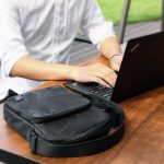 WiWU® Camou Crossbody Waterproof Multi usage Messenger Bag- Black / Camouflage (Large Size) - الصورة 8